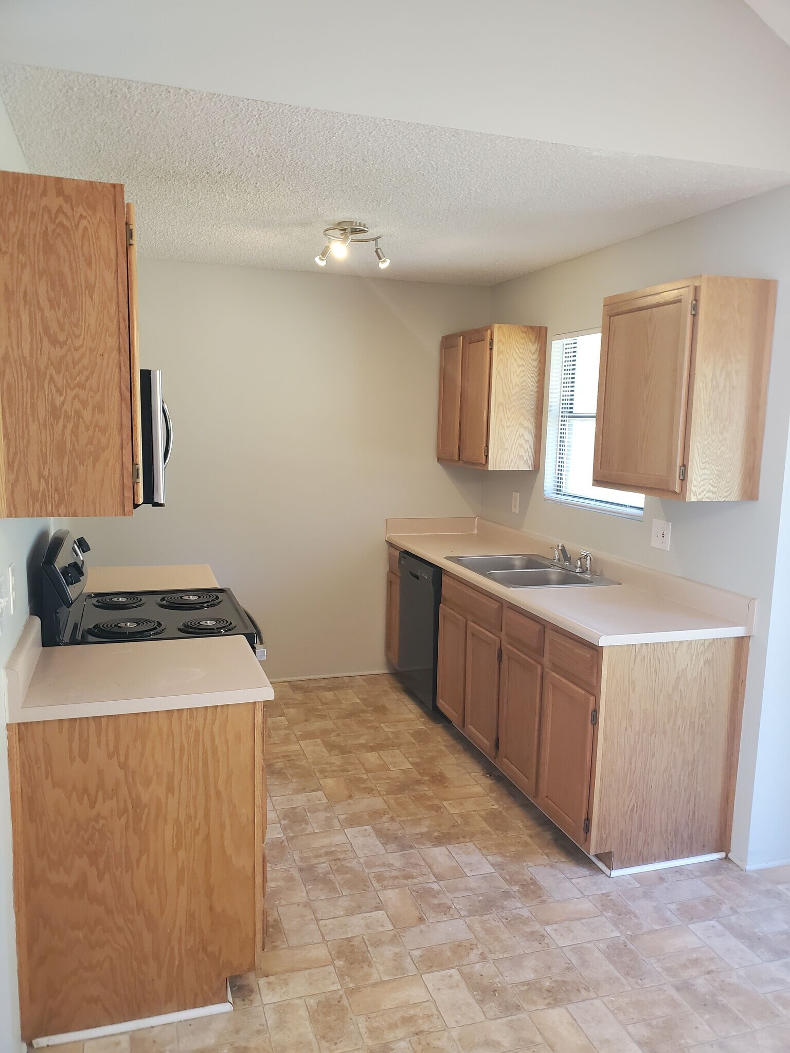 Building Photo - 3314 N Tracy Ave