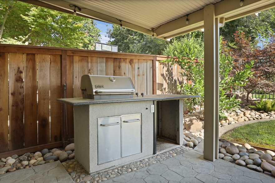 Building Photo - 6687 Brook Falls Cir