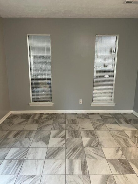 Building Photo - 738 Hedgelawn Way