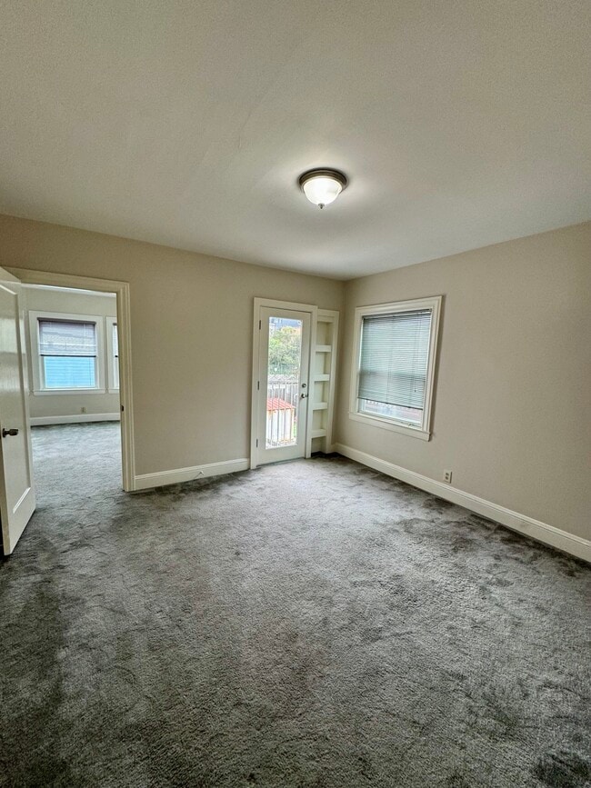 Building Photo - 615 Prague St