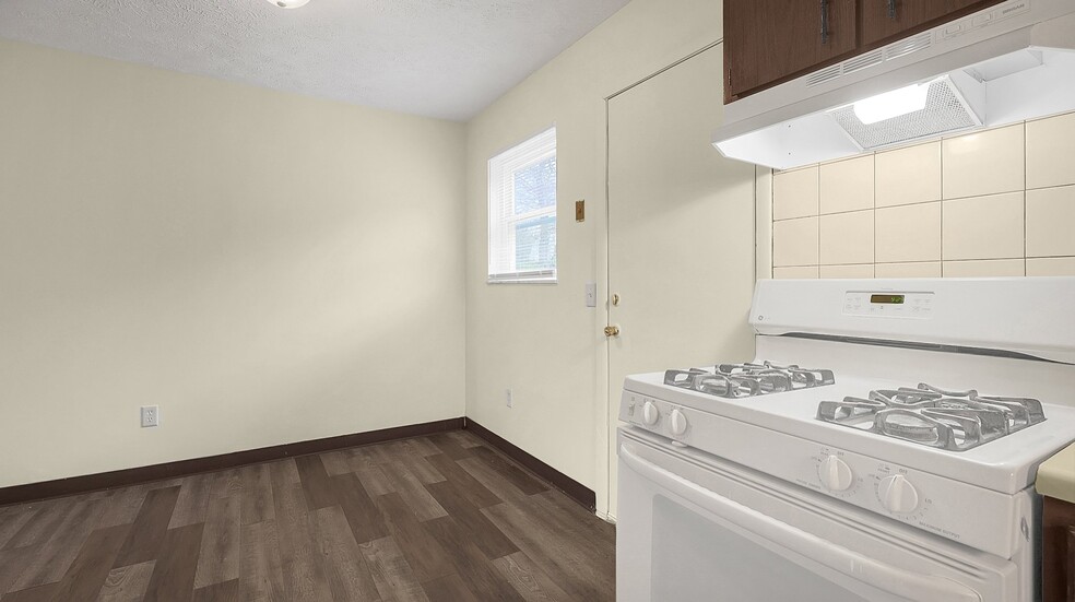 Building Photo - 3042 Sandridge Ave
