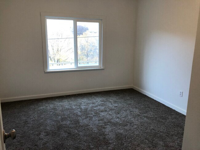 Building Photo - 410 E James St