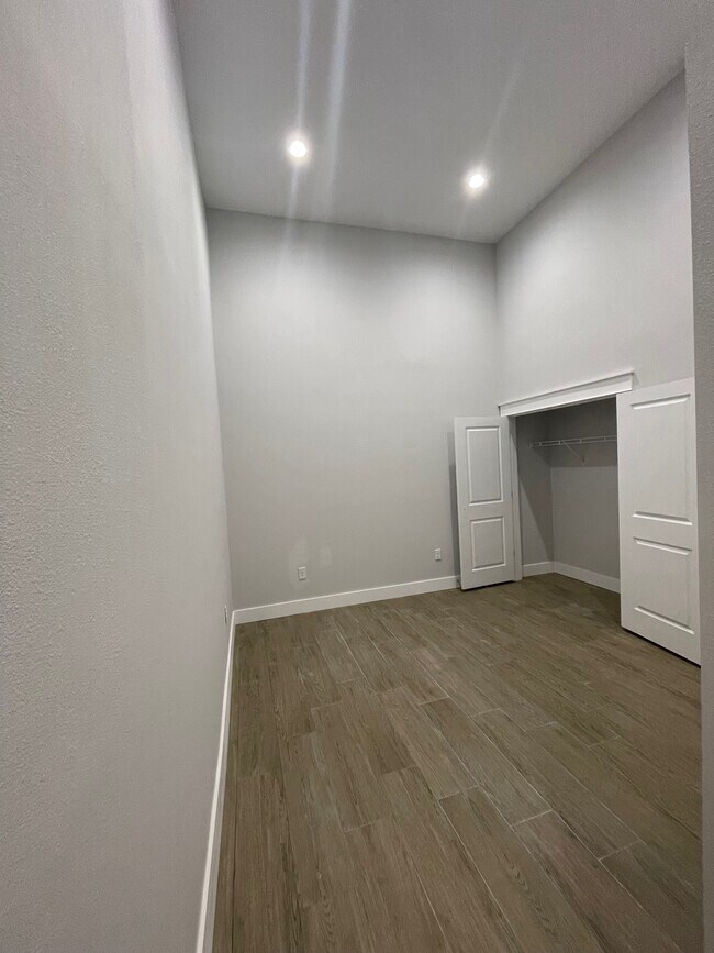 Building Photo - 51 Yacht Club Dr NE