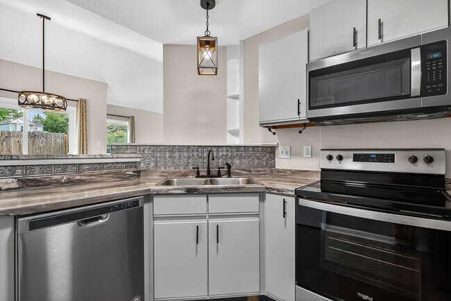 Building Photo - Charming 2Bed Near Piney Green & Camp Lejeune