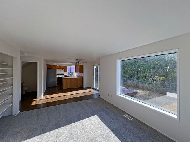 Building Photo - 3 Bedroom 2.5 Bath in North East Tacoma