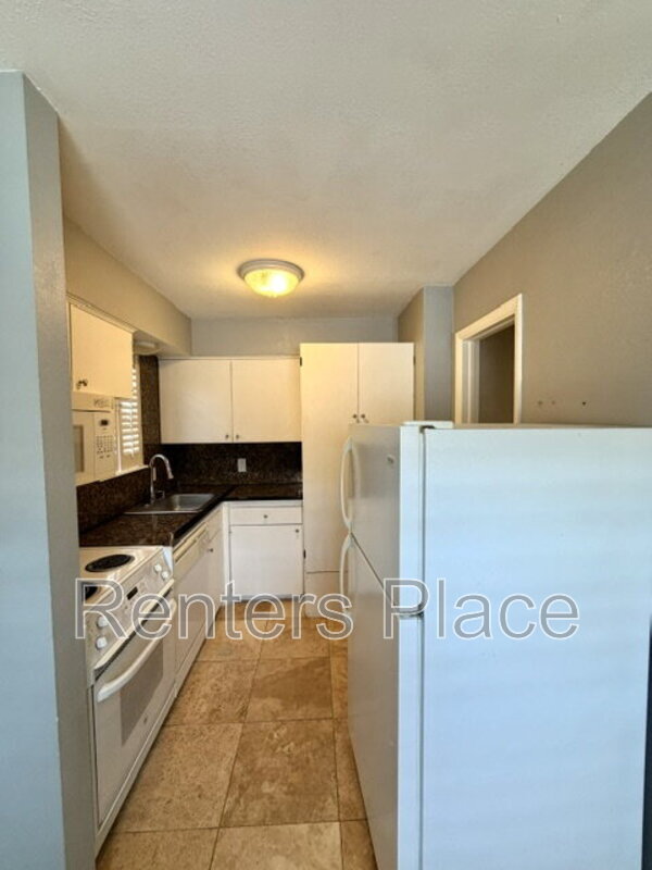 Building Photo - 2418 E 59th Ct