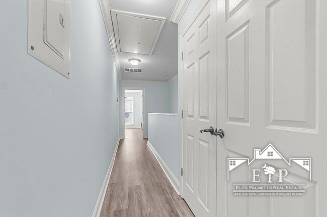 Building Photo - Charming Townhouse Near the Heart of Charleston – Comfort & Convenience in One!