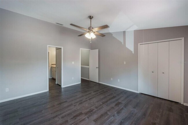 Building Photo - 424 Club Dr