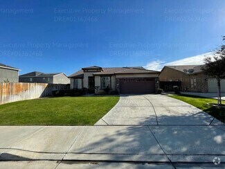 Building Photo - 4 bedrooms/ 2 bathrooms, with a patio.