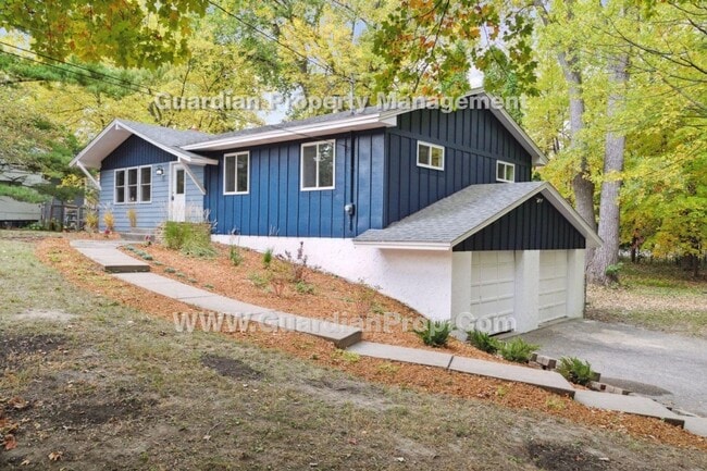 Building Photo - Private & Peaceful Mound home Minutes from Lake Minnetonka – Updated Home with Views Available 8/1