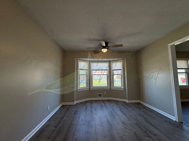 Building Photo - TOWNHOUSE IN BLUE SPRINGS!!!