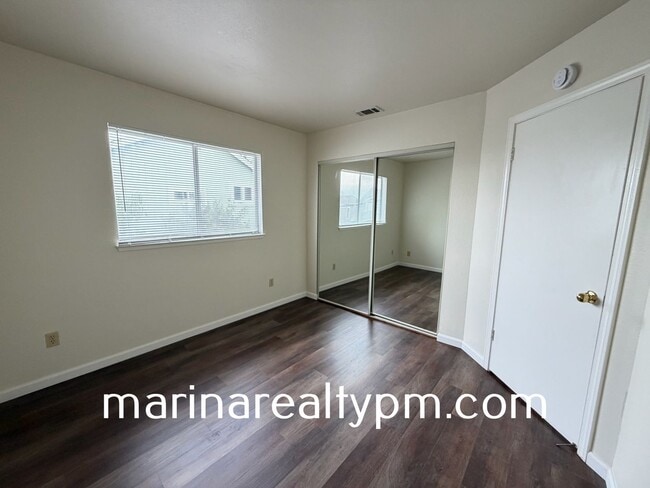 Building Photo - Glen Cove Beauty 3 bed 2.5  bath 2 Story home in established neighborhood
