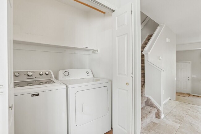 Building Photo - Bright End-Unit Townhome with 3 Beds, 2.5 ...