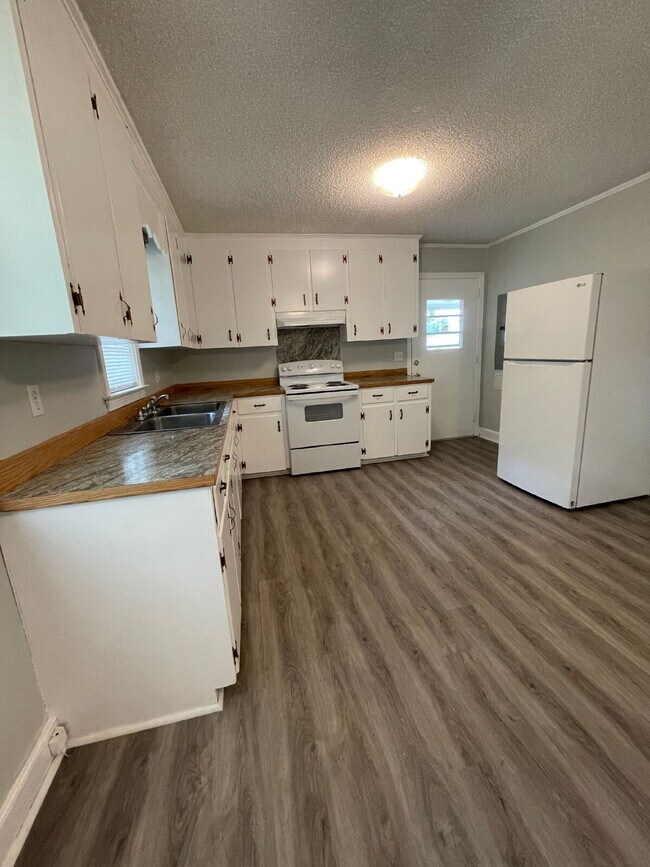 Building Photo - ADORABLE BRICK RANCH IN LAGRANGE *3 BR, 1 BA* NEWLY RENOVATED