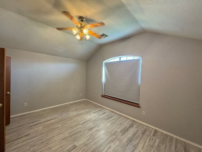 Building Photo - 3 bed 2 bath home for rent in Norman near SE 24th and Lindsey, new paint, new flooring, great area!