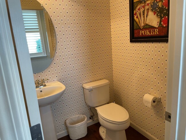 Building Photo - 2 Bedroom / 2.5 Bathroom Reno Home