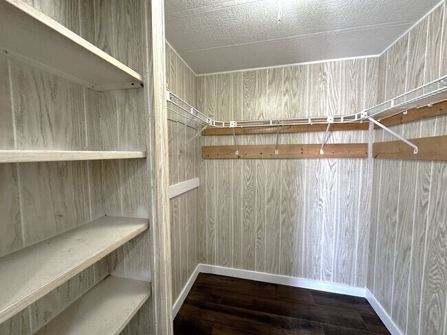 Building Photo - Stunning 2/2 Home in 55+ Leesure Village