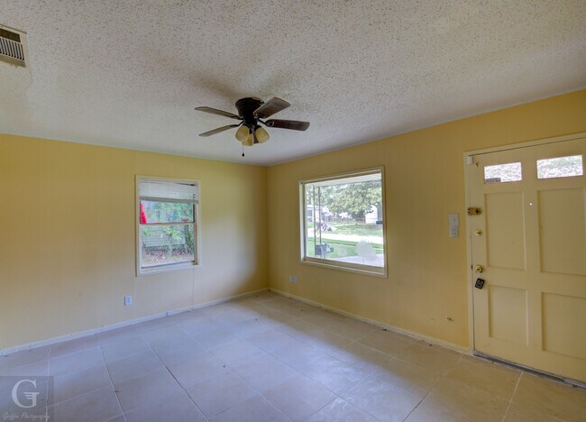 Building Photo - 3051 Amherst St