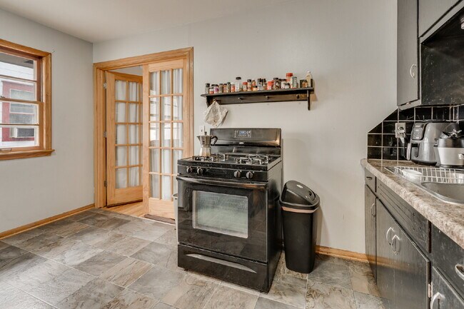 Building Photo - HUGE home with unique layout near U of MN - 5 bed 2 bath