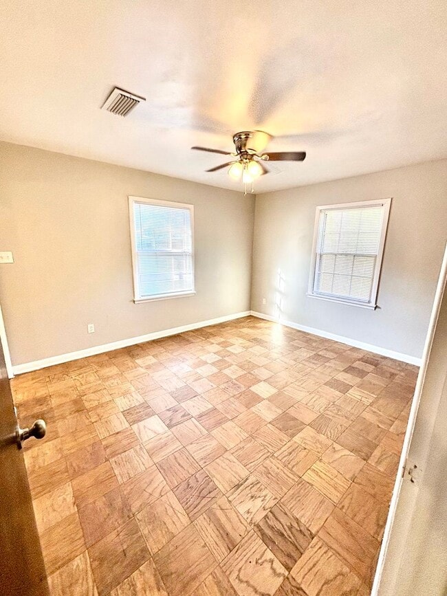 Building Photo - 904 Freeman! Move In Ready!