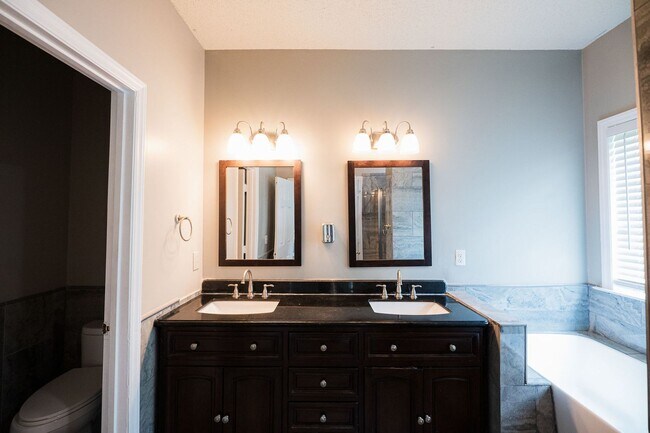Building Photo - Spacious beautiful 5 bedroom 2.5 bath home...
