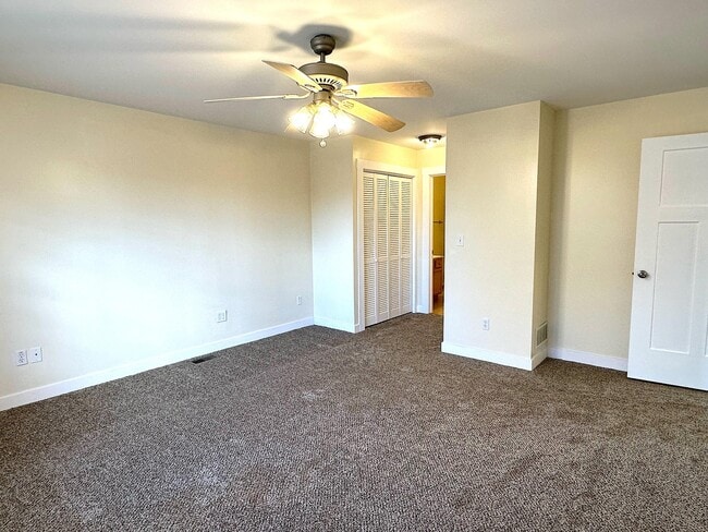 Building Photo - 460 Fox Ln