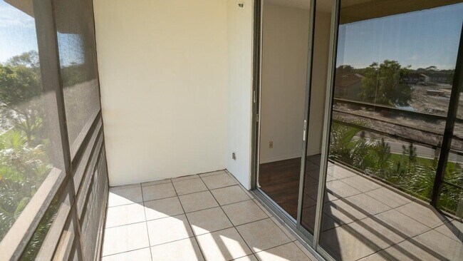 Building Photo - 4640 Lucerne Lakes Blvd W