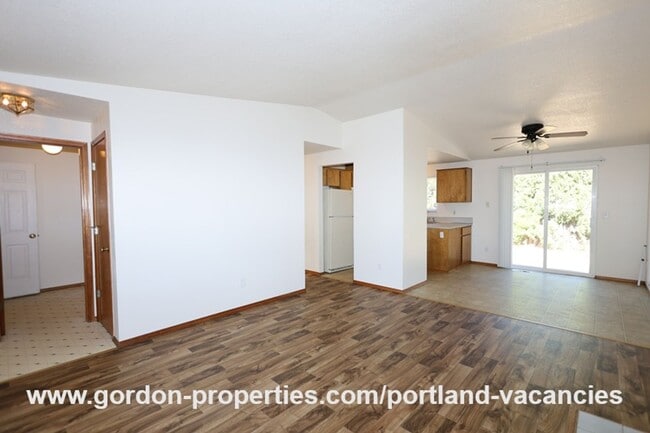 Building Photo - SE Schiller St - ranch style 3 bedroom home