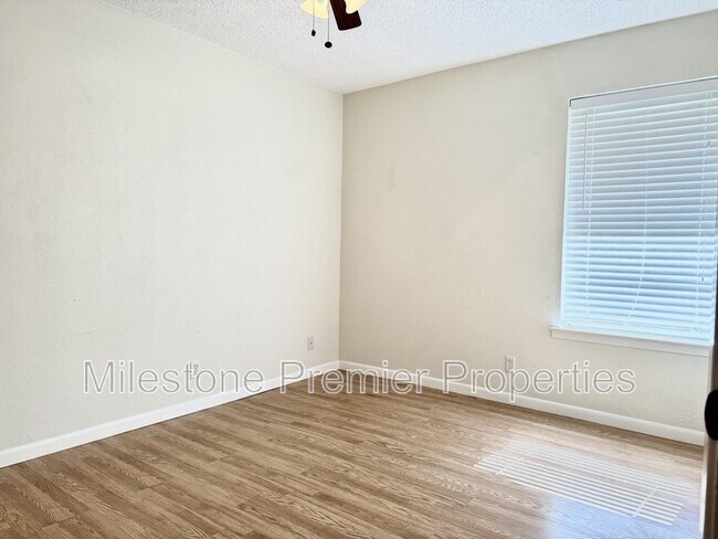 Building Photo - 2110 Oak Creek Cir