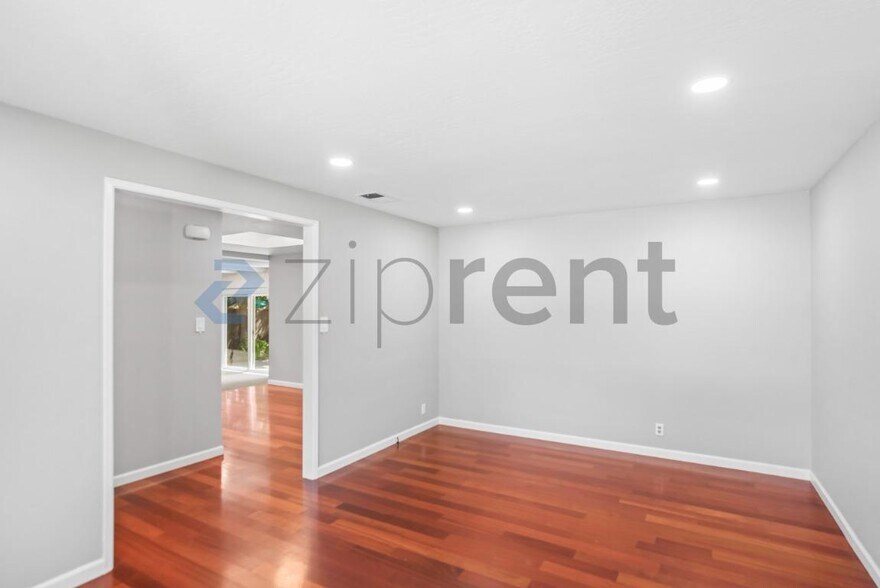 Building Photo - Unit