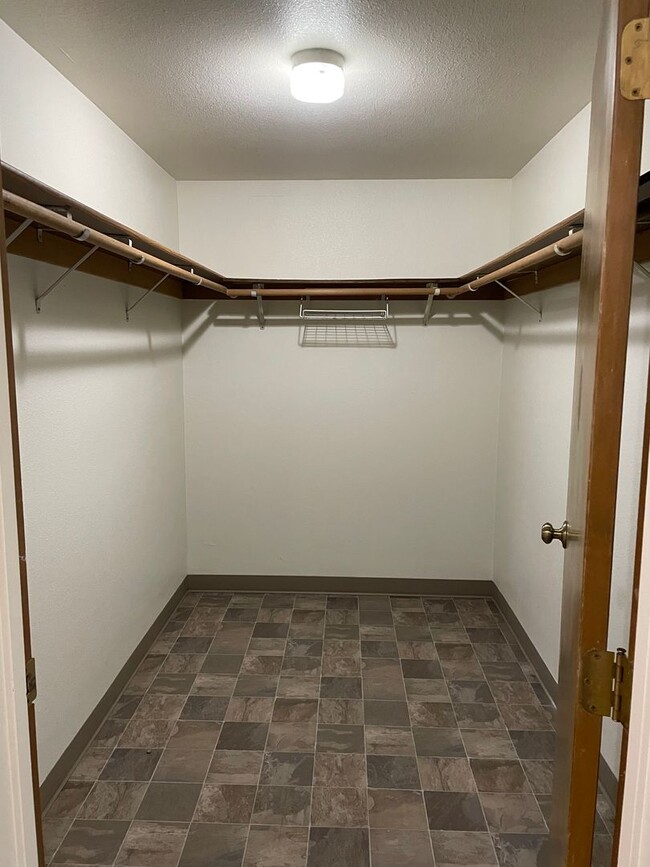 Building Photo - Newly Updated 3 Bedroom 2 Bath Home