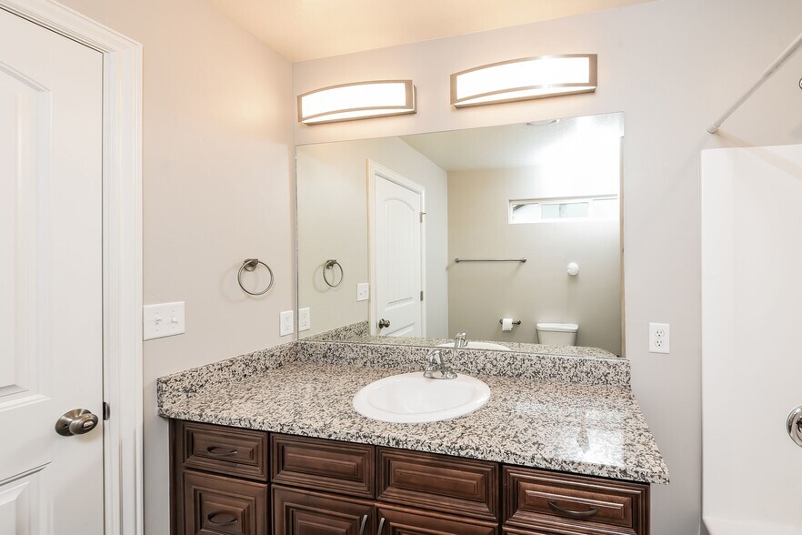 Building Photo - 2251 E Maple Dr