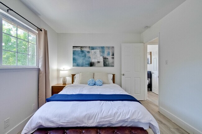Building Photo - 4000 Rhoda Dr