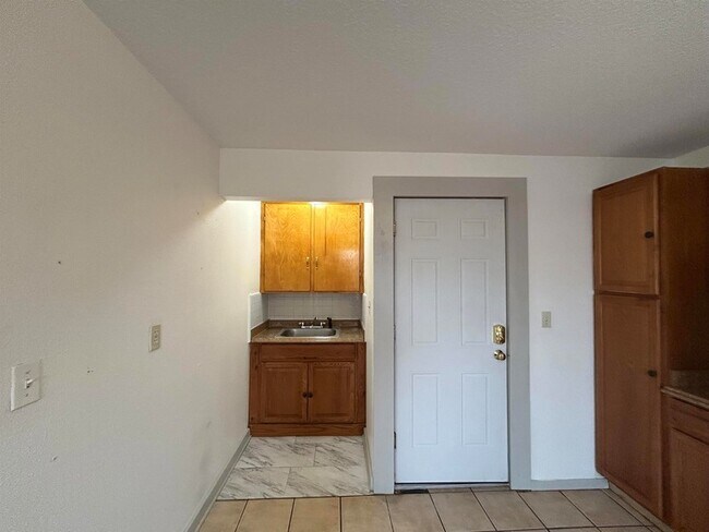 Building Photo - 23 Elm St