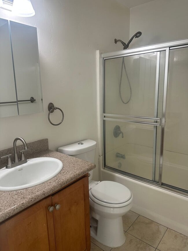 Building Photo - E MADISON - BEAUTIFUL 2nd FLR CONDO IN EL ...