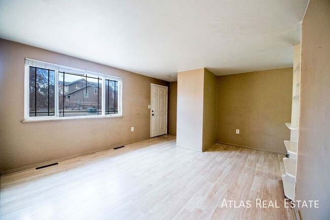 Building Photo - Spacious 3 Bedroom 1 Bath Duplex Available...