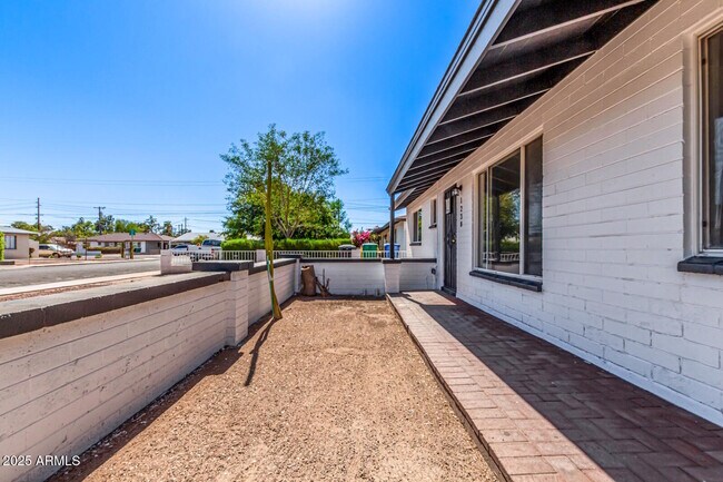 Building Photo - 1238 E Vine Ave