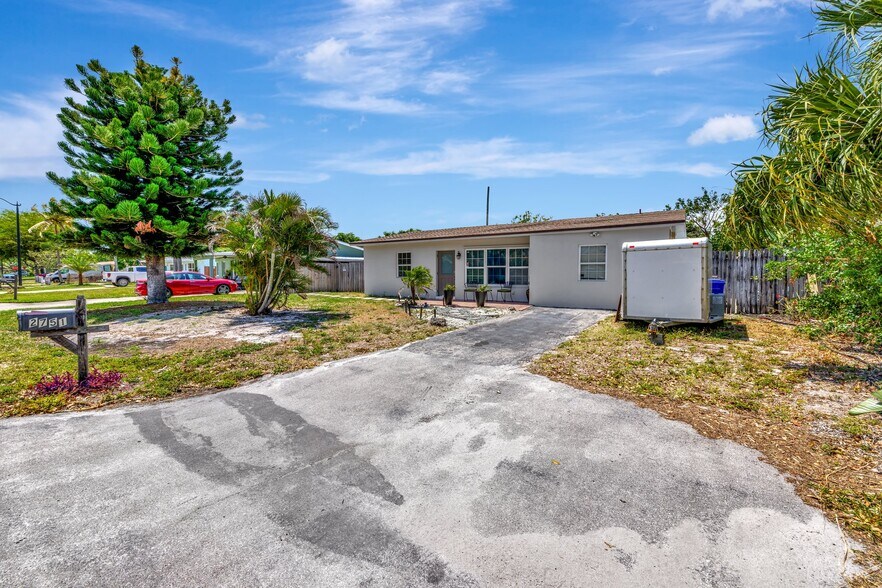 Building Photo - 2751 NE 9th Ave