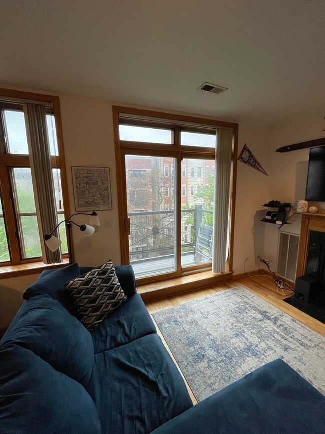 Building Photo - 865 W Buckingham Pl