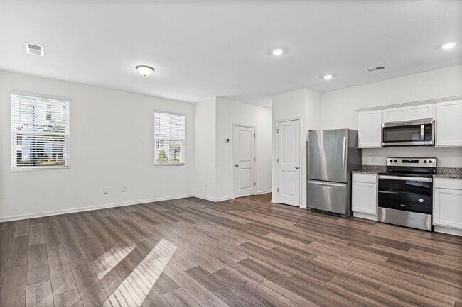 Building Photo - ***MOVE IN SPECIAL -$500 OF FIRST 2 MONTHS RENT WITH A JANUARY 31ST OR SOONER MOVE IN DATE***Welc...