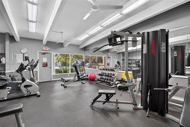 Building Photo - 3301 N Country Club Dr