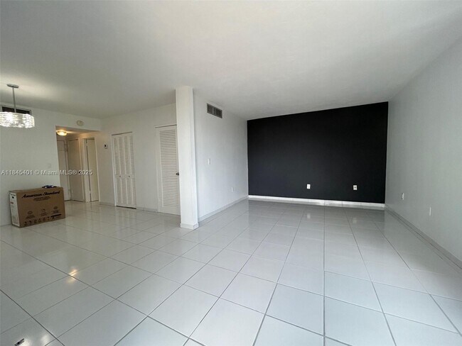 Building Photo - 2899 Collins Ave