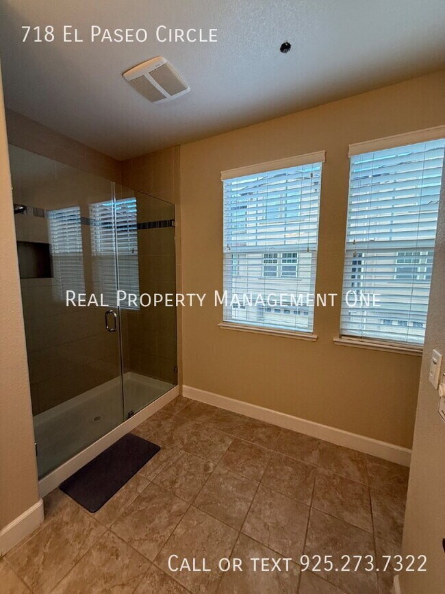 Building Photo - 718 El Paseo Cir