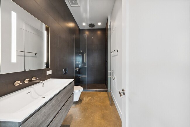 Building Photo - 900 W Washington Blvd