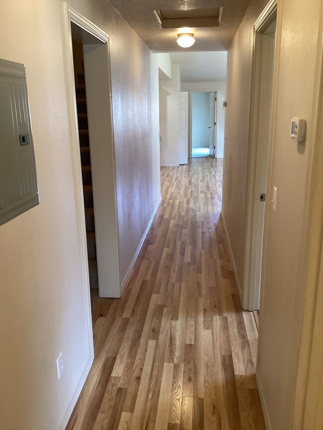 Building Photo - 1335-1335 NE Del Norte Ave