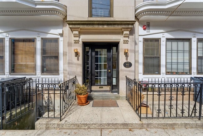 Building Photo - 902 Willow Ave