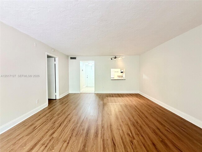 Building Photo - 450 Commodore Dr