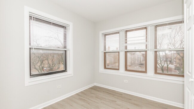 Building Photo - 2716 W Rosemont Ave