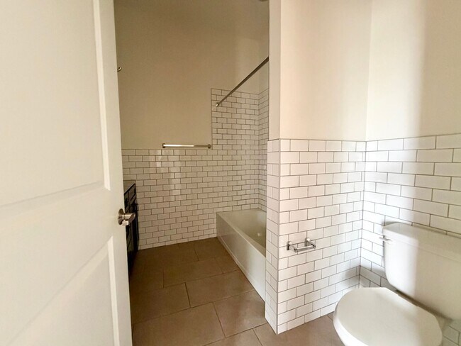 Building Photo - {2201 - D} Updated Pendleton Heights Condo Available Immediately