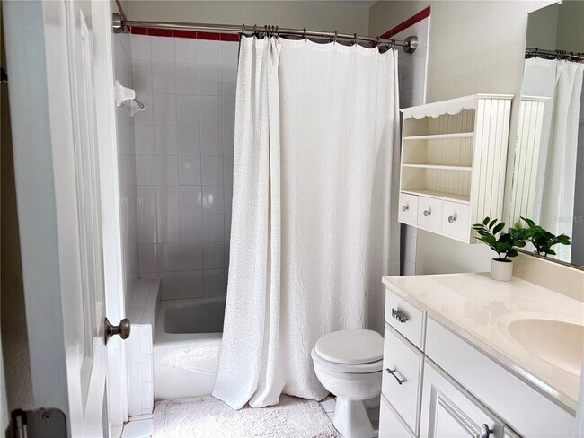 Building Photo - 324 Julia Pl